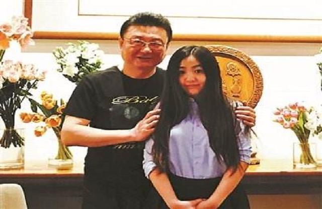 他是央视国脸和老婆恩爱31年退休后终于可以大胆秀恩爱了