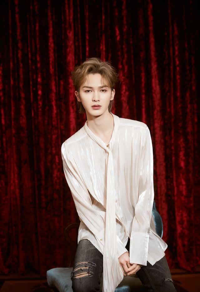 朱正廷《金曲青春》造型照九宫格出炉 行走的雕塑呈现美貌冲击