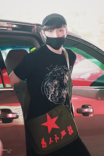 张艺兴的手机壳图案是彩灯