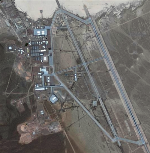 空军基地第8空军集团军在罗斯威尔布莱索农场发现了飞碟残骸和外星人