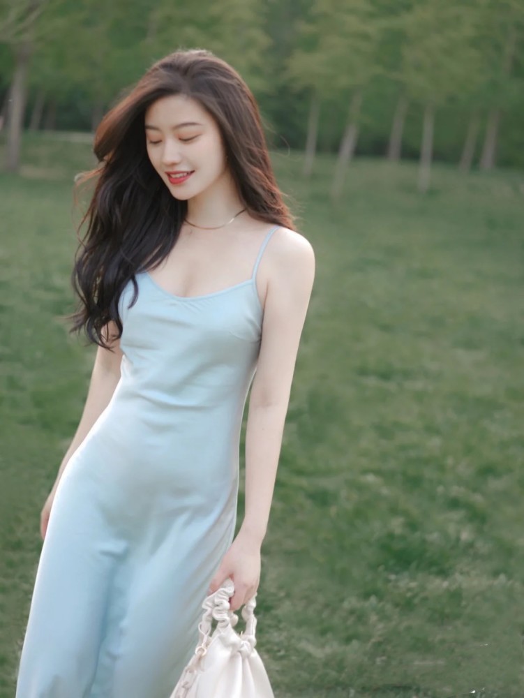 邓文迪才是"国际脸",一条黑色吊带裙秀花瓶身材,性感又高贵