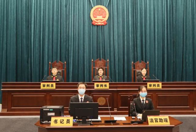 一级高级法官陈志君主审并担任审判长,一审公开开庭审理了被告人郑某