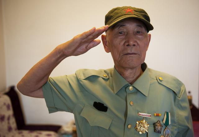 军人父亲参加女儿婚礼却遭宾客嘲讽老板来了后宾客们都愣了