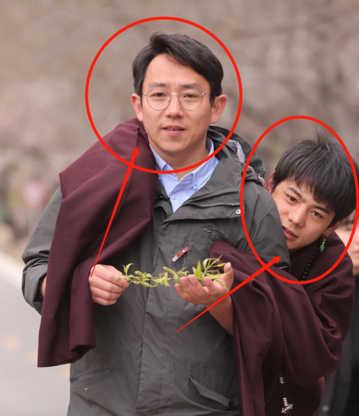 丁真与国企老板合照上热搜二人同框好有故事感老板颜值不输男星