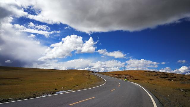暴雨冰雹下的骑行体验川藏线上最美的之字形公路天路十八弯