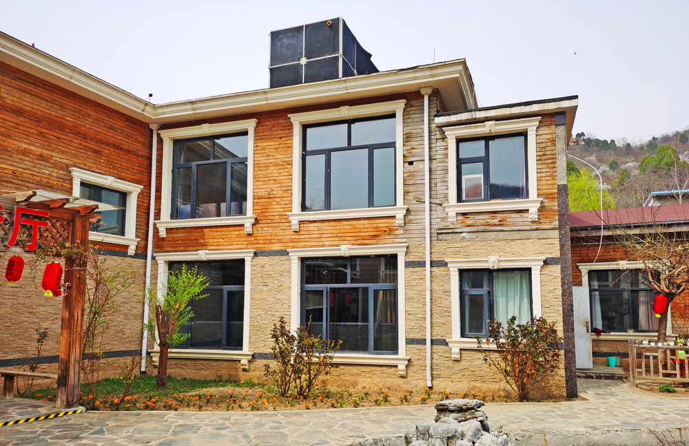 北京密云区一个镇,位于密云水库西岸,拥有桃源仙谷景区