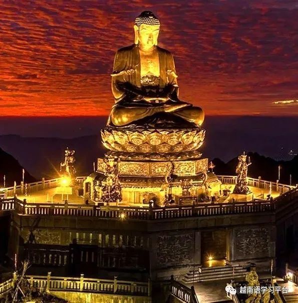 越南老街省一尊阿弥陀佛铜像创下亚洲坐落在最高处的佛像纪录