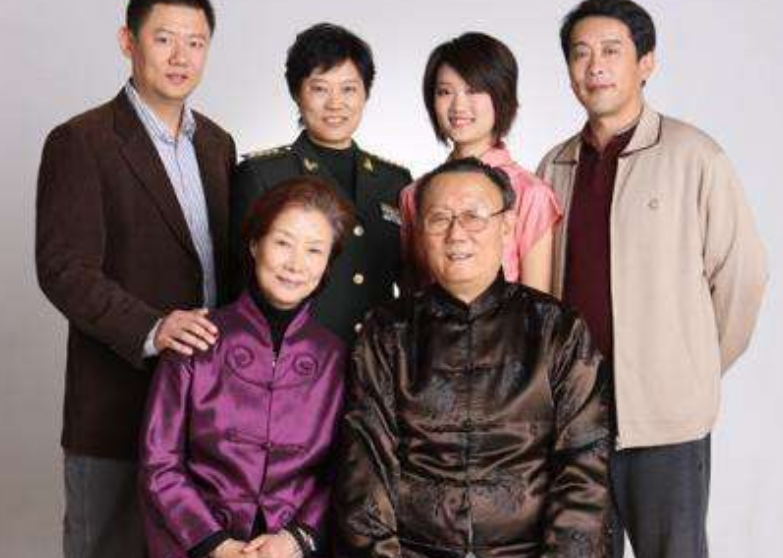 实力派演员吕中儿子是出色的导演儿媳是影后一家人都很优秀