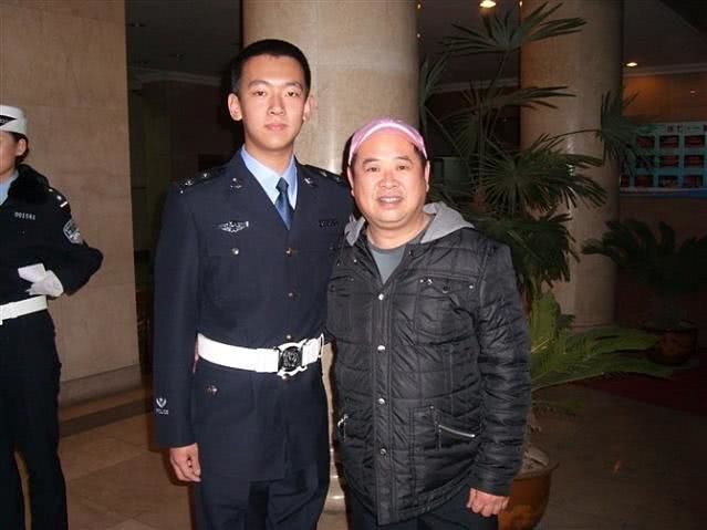 大家都是非常的熟悉,他就是王晓曦,他是《乡村爱情》里的齐三太镇长