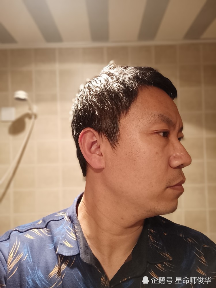 得个没有缺点,下巴圆满圆润,双腮肉厚不露骨,双耳耳廓不外翻,耳垂较为