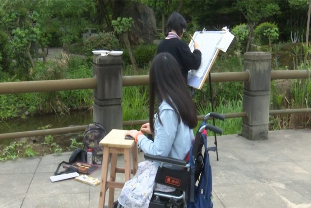 无腿女孩成功保研 靠 凳子 实现梦想 你还有什么理由不努力 腾讯新闻