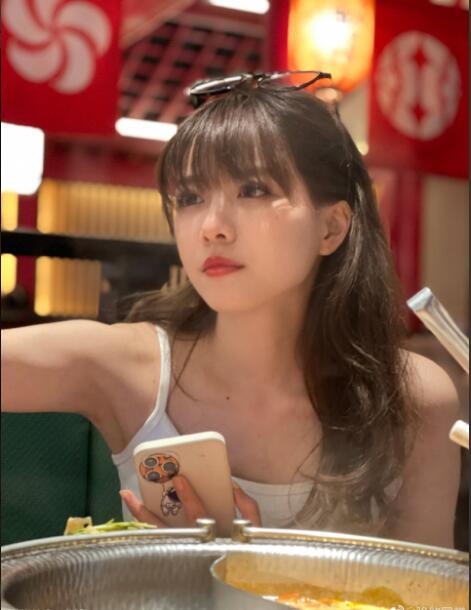 lpl女主持骆歆穿吊带吃火锅,水友:有半藏森林那味了