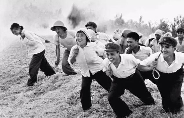 70年代生产队老照片:穷,并快乐着生产队是大跃进之后形成的一种组织