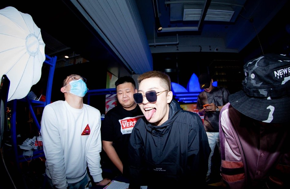 王小国落泪宣布退网,连麦娜美筹办"外站首秀",账号被平台封禁