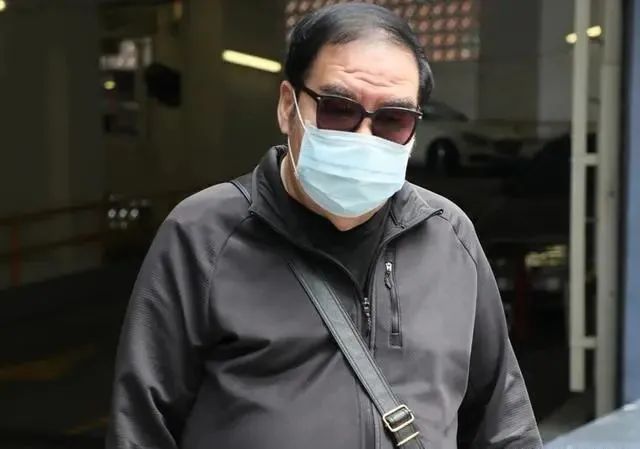 老戏骨王钟出殡,"肥猫"到场悼念,今因糖尿病苍老不