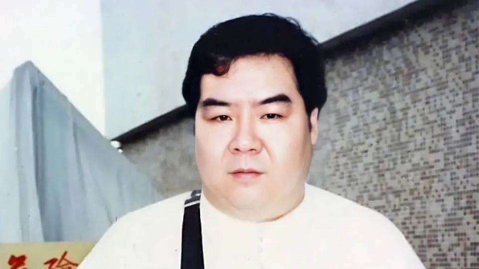 老戏骨王钟出殡,"肥猫"到场悼念,今因糖尿病苍老不