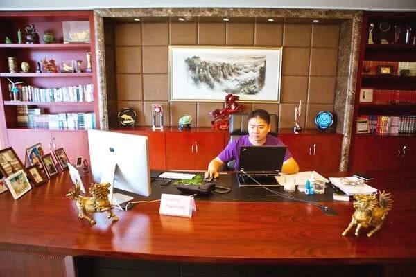 看看李嘉诚,马云,刘强东的办公室,再看看王兴,差距过于明显