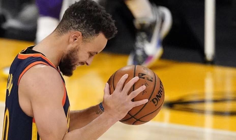 盘点现役NBA场均失误最多的球星：库里哈登上榜，威少高居第二！