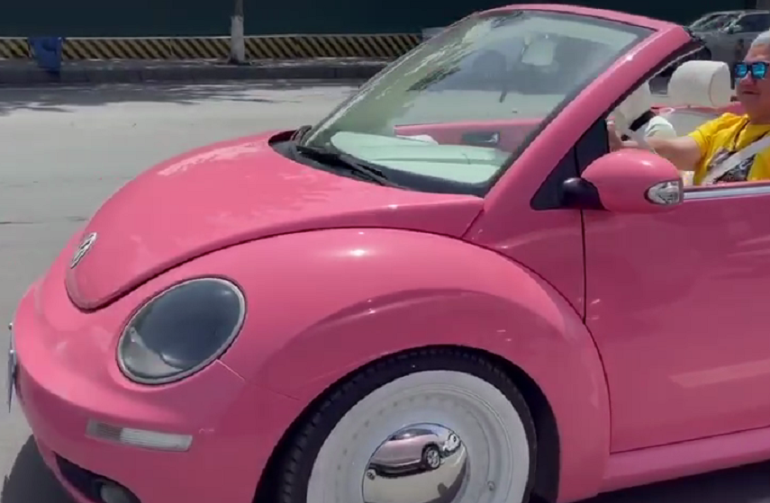 "樱花粉"甲壳虫敞篷,改电镀轮毂,看到车主那一刻,太让人意外