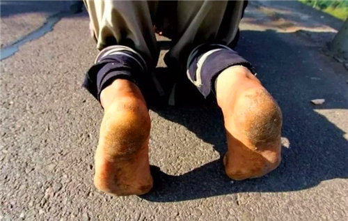 苦行僧释正弘三步一拜跪行20个月手脚长满茧只为国民祈福