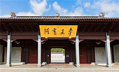 苦行僧释正弘三步一拜跪行20个月手脚长满茧只为国民祈福