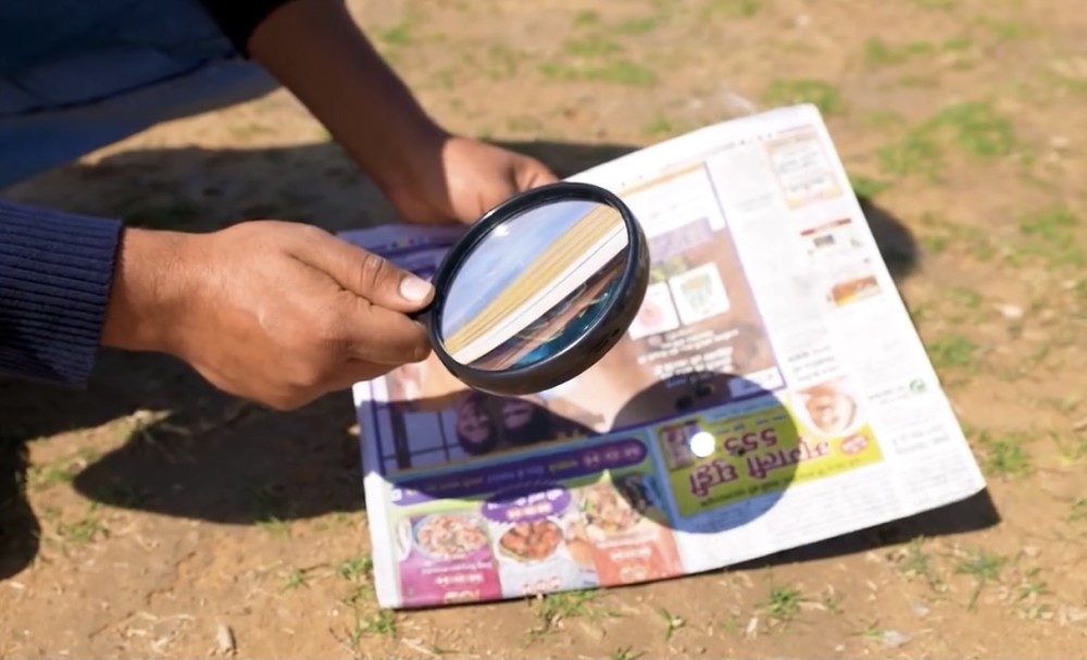 就是凹透镜,老年人戴的老花镜,或者说我们平常用的放大镜就是凸透镜