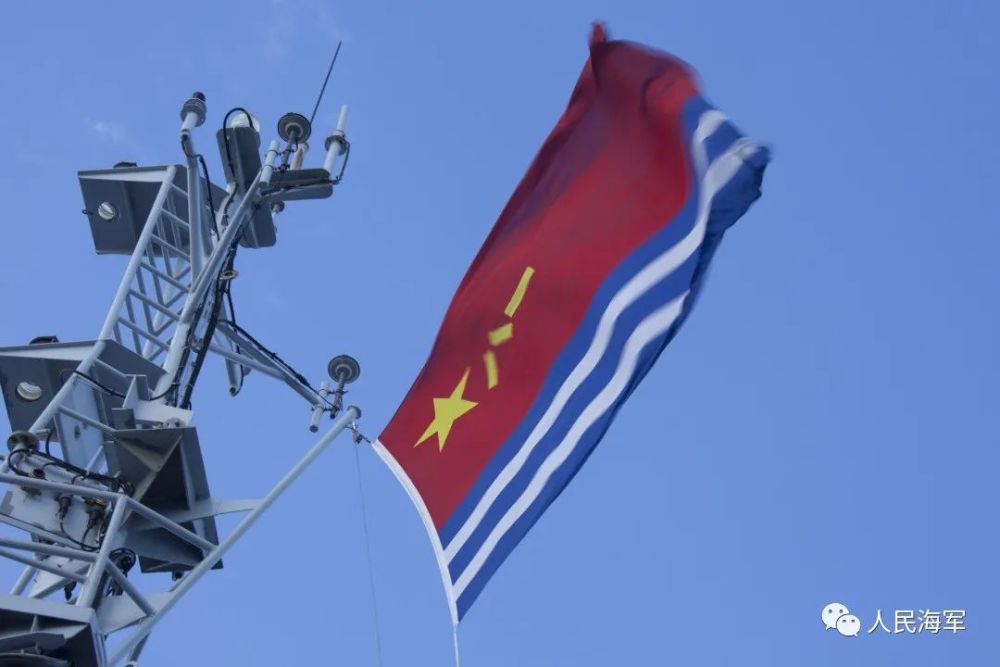 1992年9月5日,中央军委颁布中国人民解放军海军军旗样式,旗面上半部