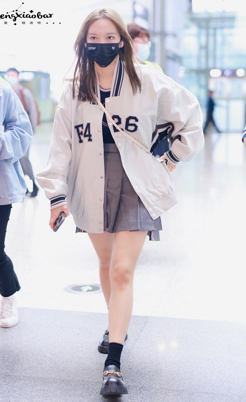 程潇机场又穿女团短裙搭修身t恤尽显好身材夏天来了
