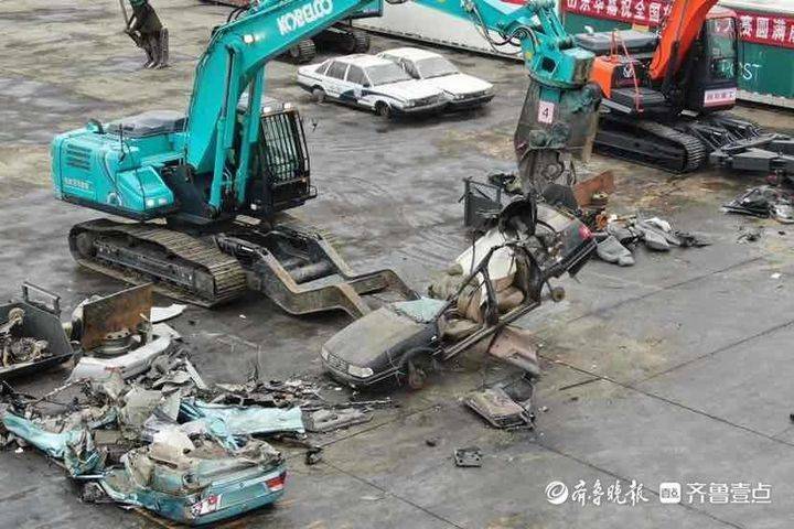 首届报废汽车拆解比武大赛在济举行,全国56名选手雨中角逐_腾讯新闻