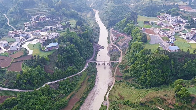 在都匀市大河水库库区复建项目建设现场,正在与同事们讲话的就是莫飞