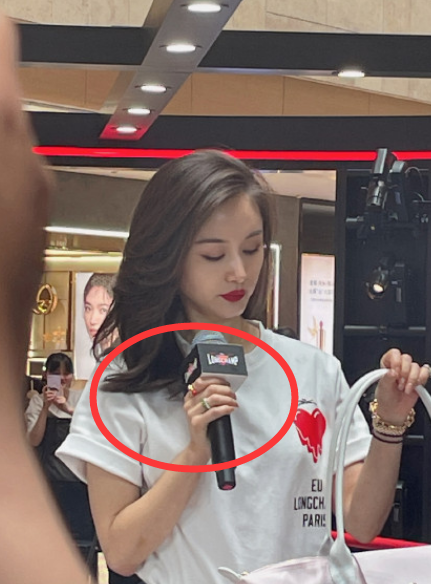 王子文甜蜜约会后现身南京,被路人围观直怼脸拍,手上3个戒指太抢镜