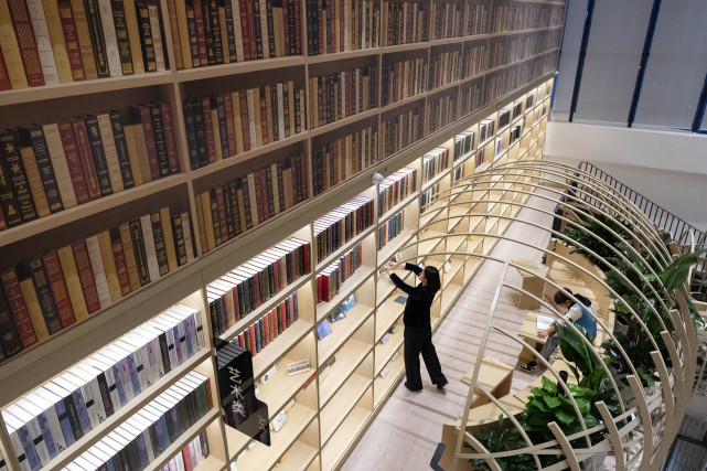 4月22日,于冰在哈尔滨众创书局摆放图书.新华社记者 谢剑飞 摄