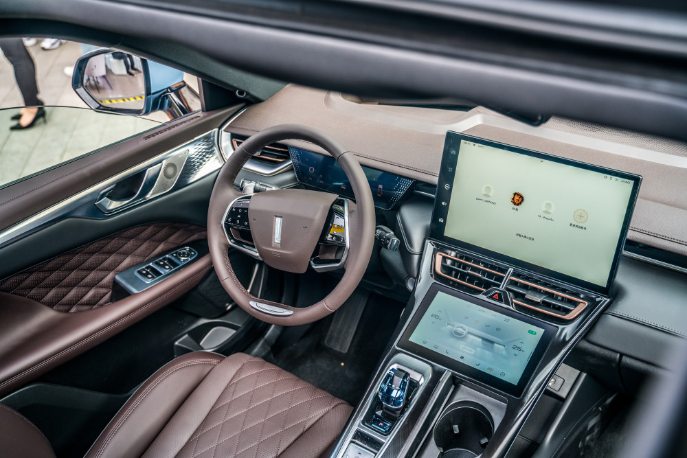 内饰部分摩卡则采用了全新的设计思路,全新三块大屏令人惊讶,当然如果