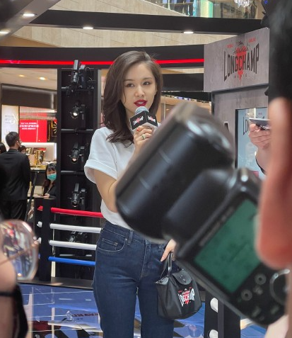 王子文与吴永恩牵手逛街十指紧扣浪漫爆表男方见镜头一脸严肃