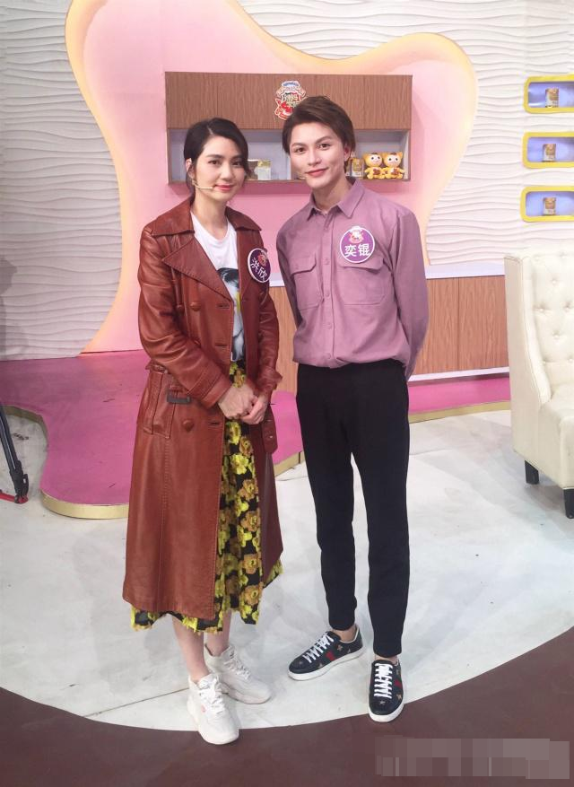 洪欣现身活动气质惊艳,叠穿上衣搭配甜美纱裙,48岁美得很出众_腾讯