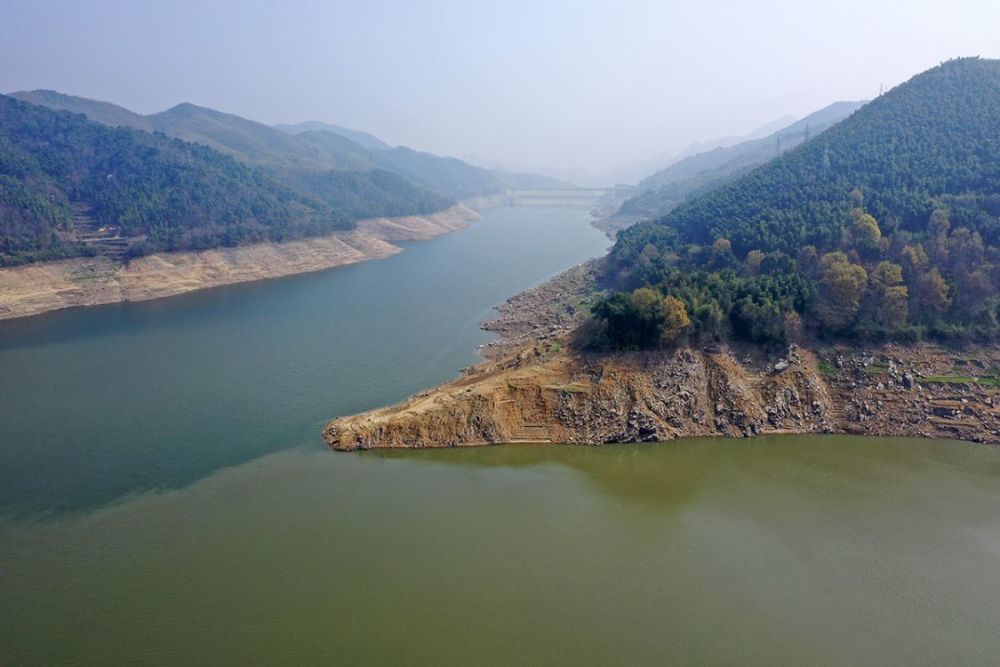 横山水库水位低馒头山上羊精洞可上岛观光