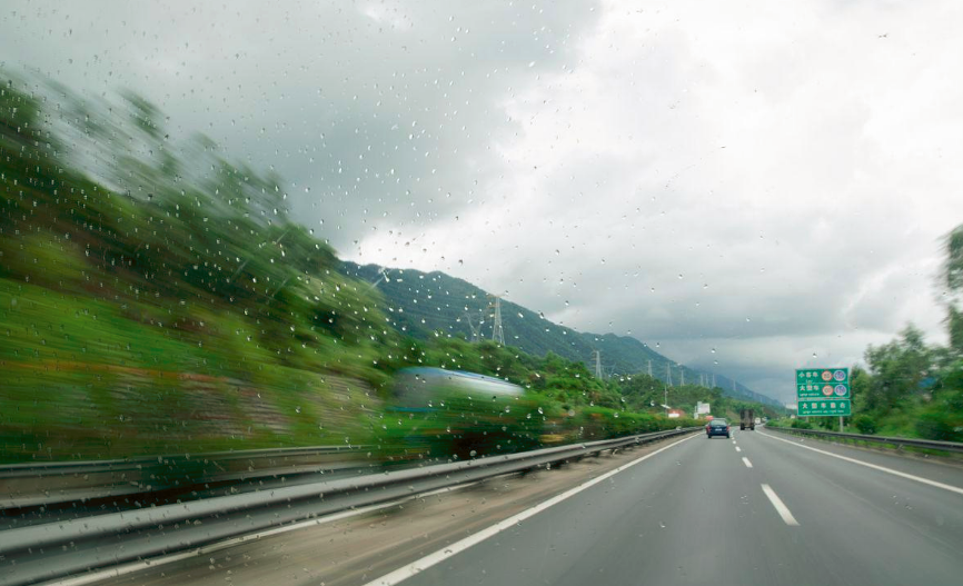 雨天行車秘訣大公開一味猛衝實非正確用車之道