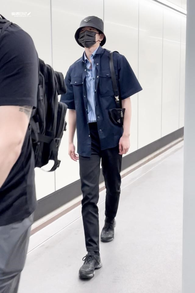 蔡徐坤机场造型科普手握双奢代言全身都是广告位