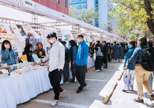 cbd裡還有圖書集市圖書編輯親自擺攤兒