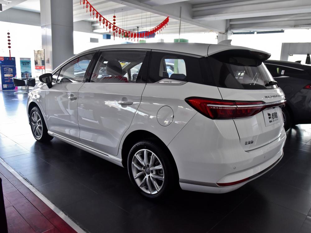 居家出行优选小哥带你一起看比亚迪宋max