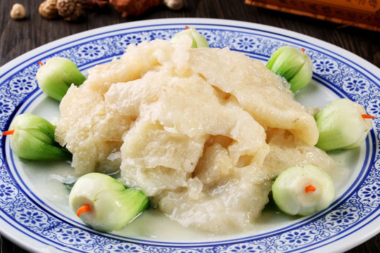 6.扒广肚 广肚此物入菜,七分在发,三分的烹制最佳是扒.