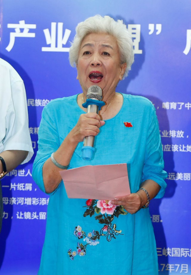 谢芳85岁还要穿旗袍裙版型改得又宽又大刚好遮住了发福曲线