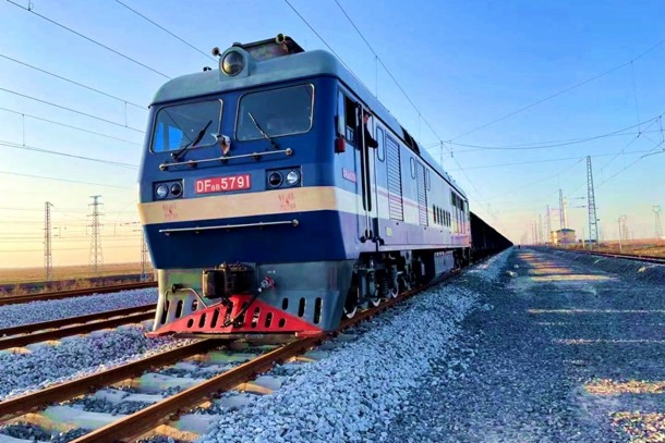 自新朔铁路南坪站发车,途经朔黄铁路,黄大铁路,益羊铁路,大莱龙铁路