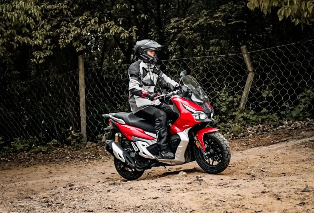 大阳adv150胖虎试驾真正的跨界踏板兼顾城市越野可玩性极高