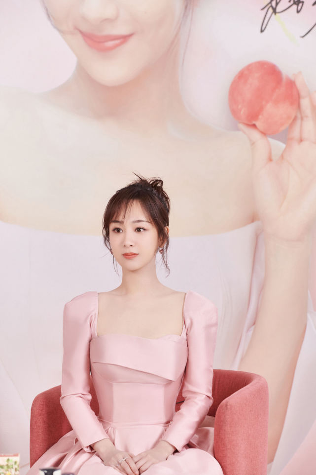 张艺兴开车载杨紫下农田,2人穿同款录节目,荧幕cp感有点甜