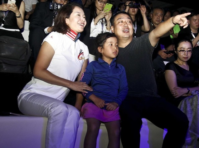 刘国梁妻子真挺朴素拍封面都穿得这么低调看不出有过亿身家