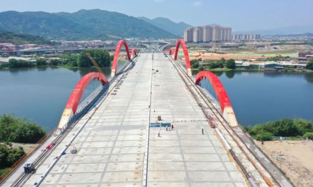 漳州市区九龙江上又一大桥全线贯通