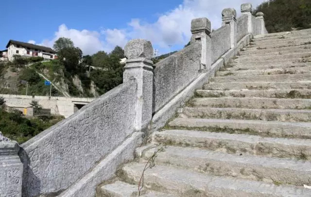 1935年5月,红四方面军突破川军"土门封锁线"时,曾在"三元桥"一带进行