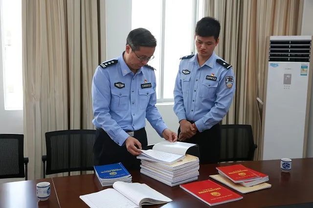 曾伟同志到县公安局督导检查教育整顿工作