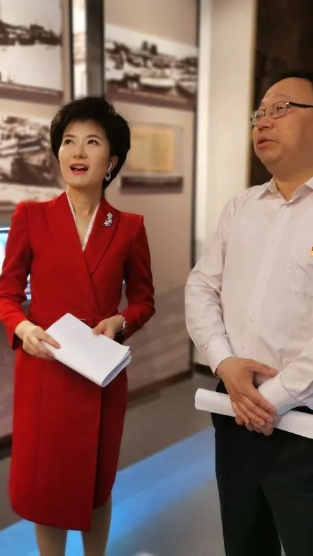 展示老南京衣食住行的大变化主持人吴江来到南京"网红巷"科巷展示历史